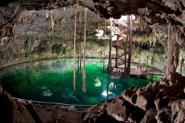 Nada en mágicos cenotes