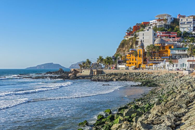 Disfruta de playas de arena dorada con vista al mar y la pintoresca arquitectura histórica y contemporánea de Mazatlán