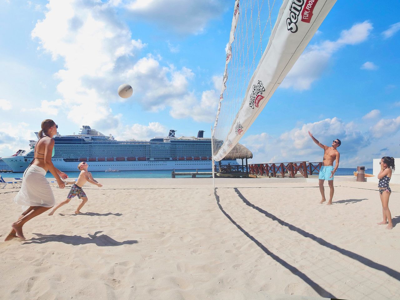 Gente jugando voleibol de playa