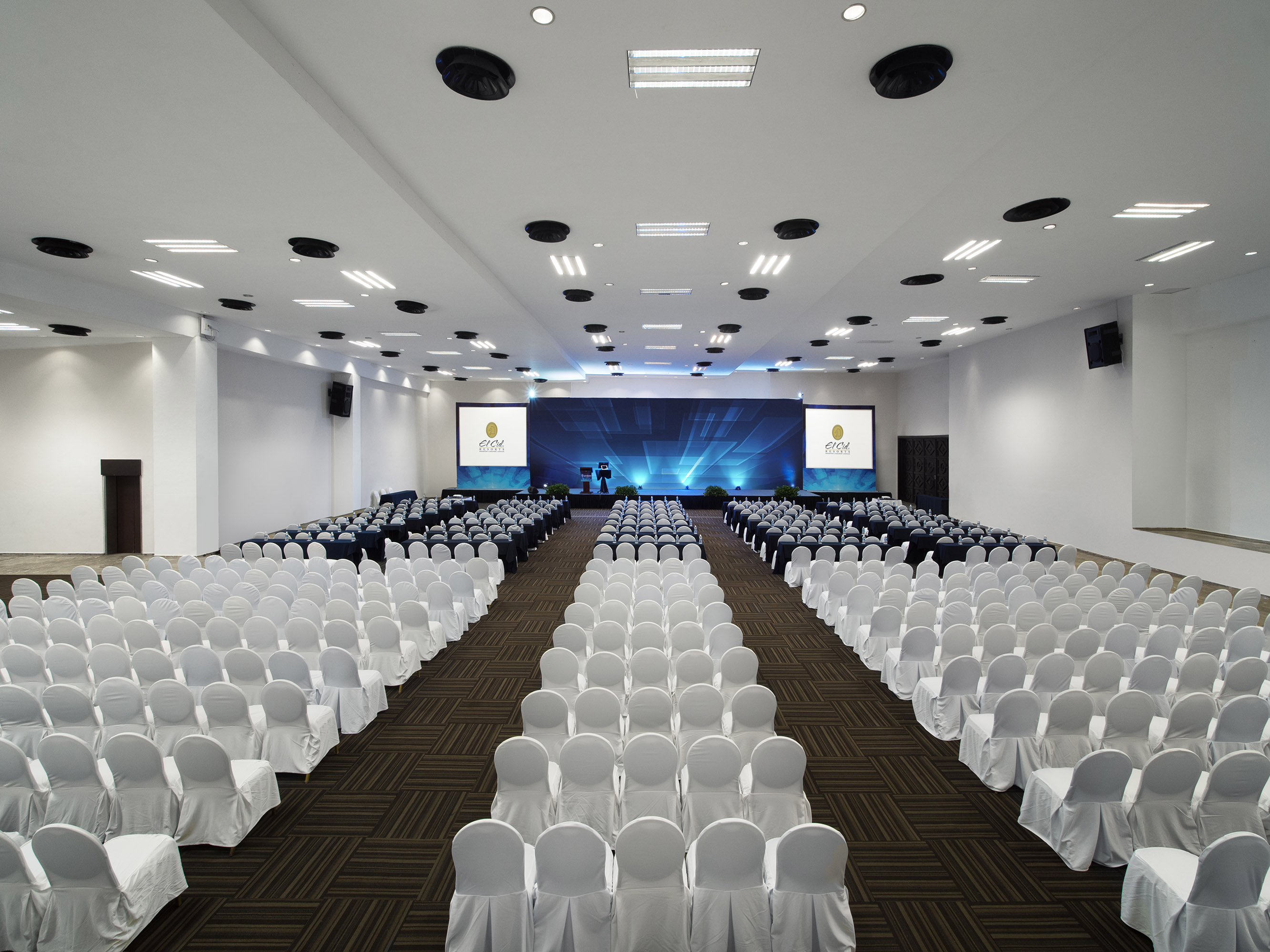 Large convention hall with theater-style seating for corporate events in Mazatlán.